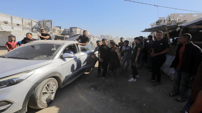 نازحون ينقلون عدد من الشهداء والجرحى جراء غارة جوية إسرائيلية استهدفت خياماً تؤوي نازحين غرب مدينة غزة